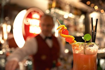 [Translate to English:] Servierter Cocktail in der Oysterbar